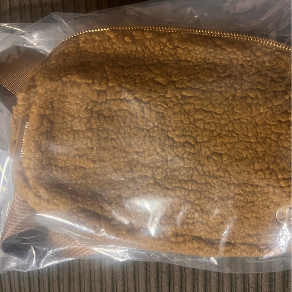 🤎NWT LULULEMON EVERYWHERE BELT BAG brown fuzzy fleece sherpa 1L - Picture 7 of 7
